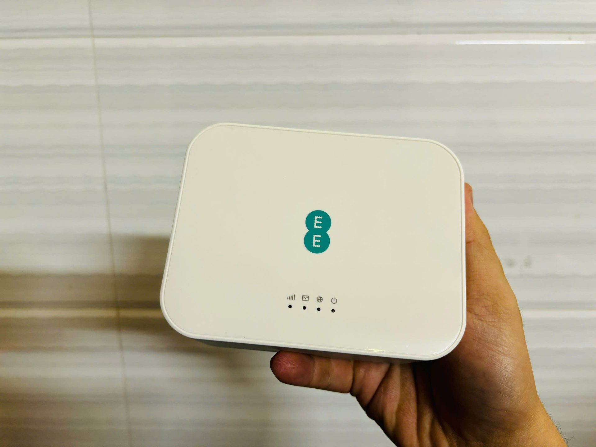 Bộ phát WiFi từ SIM 4G Alcatel 4GEE D412C57 - Tốc độ 300Mbps - hỗ trợ 64 users sử dụng cùng lúc - Viễn Thông HHD - Ảnh 2