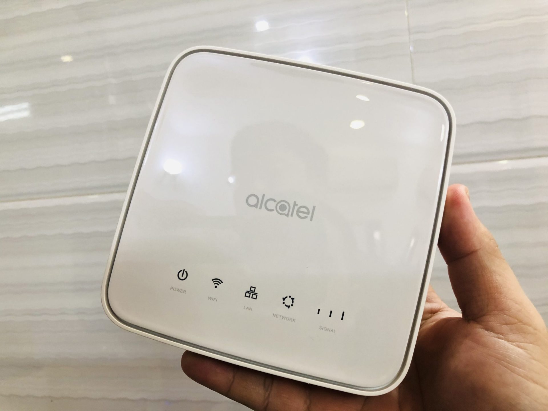Bộ Phát Wi-Fi 4G Alcatel Linkhub HH40 - Tốc Độ 4G 150Mbps - Hỗ Trợ 32 User - Viễn Thông HHD - Ảnh 2